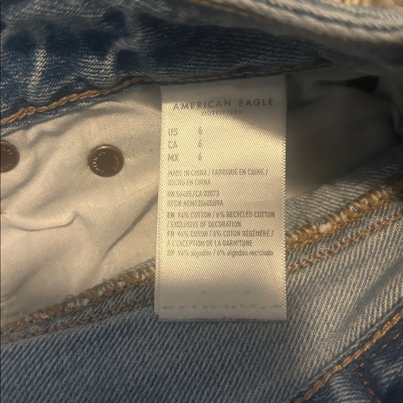American Eagle light wash denim tomgirl shorts size 6 - Picture 5 of 5